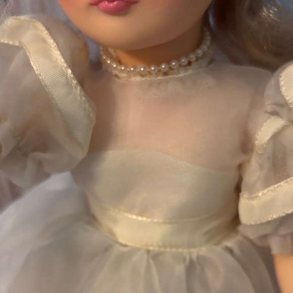 NWT-Charming Bridal Doll with Veil - Picture 10 of 16